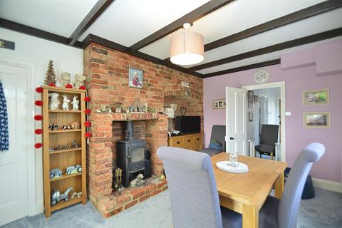 3 bedroom detached house for sale, LARGE REAR GARDEN * APSE HEATH