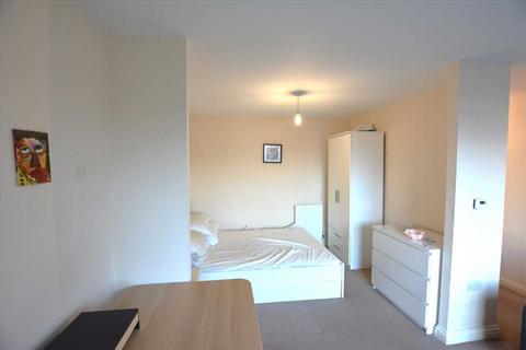 Studio to rent, Fletcher Court, Colindale