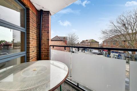 2 bedroom flat to rent, Chingford Mount Road