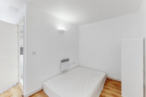 Studio to rent, Chadwell Lane, London N8