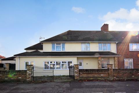 4 bedroom end of terrace house to rent, Walnut Tree Road, Essex RM8