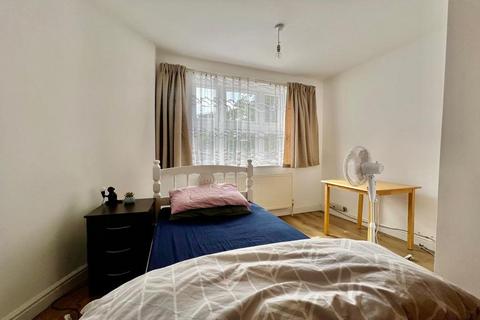 Studio to rent, Cromwell Road, London SW5