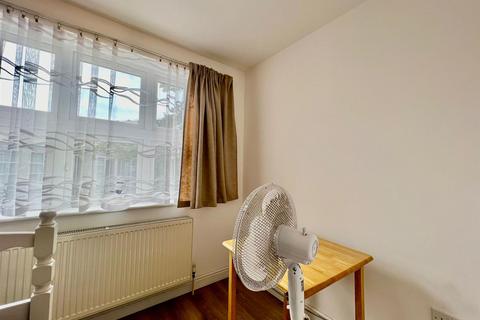 Studio to rent, Cromwell Road, London SW5