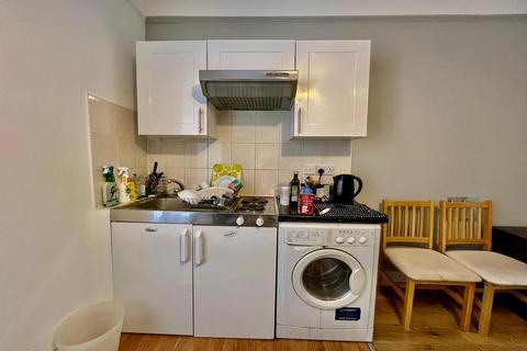 Studio to rent, Cromwell Road, London SW5