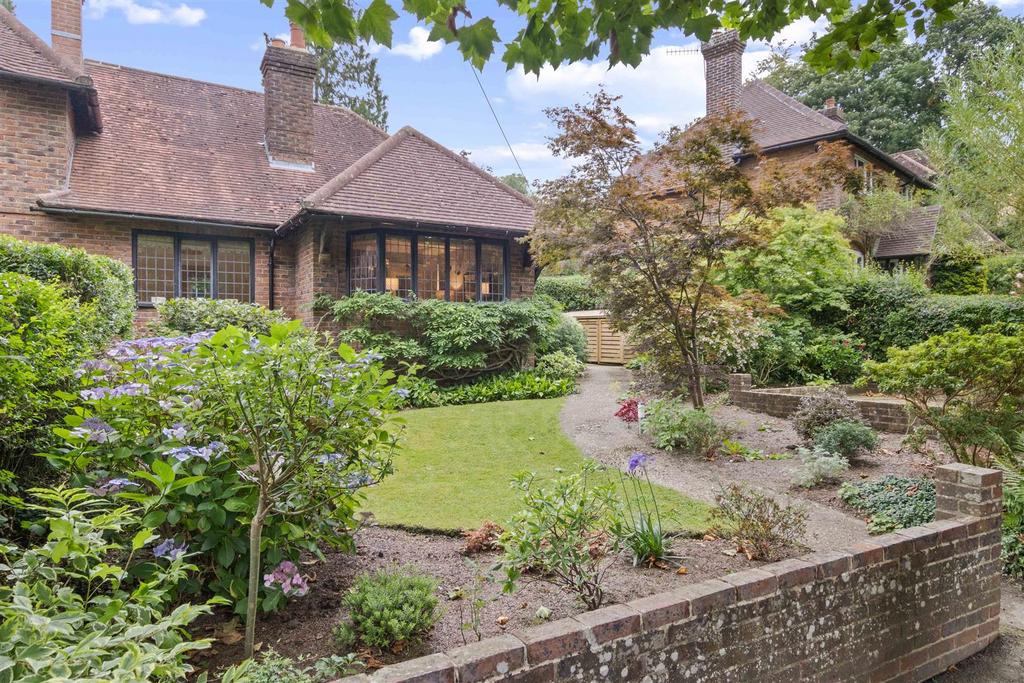 Weysprings, Haslemere 2 bed semidetached bungalow for sale £625,000
