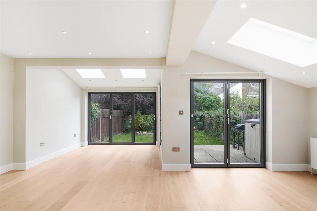 Bi folding doors to garden from extended reception