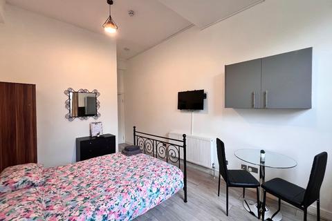 Studio to rent, Finchley Road, London