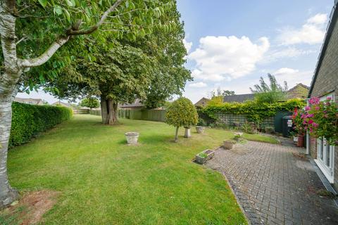 3 bedroom detached bungalow for sale, Shillbrook Avenue, Carterton, Oxfordshire, OX18