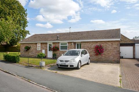 3 bedroom detached bungalow for sale, Shillbrook Avenue, Carterton, Oxfordshire, OX18