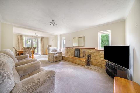 3 bedroom detached bungalow for sale, Shillbrook Avenue, Carterton, Oxfordshire, OX18