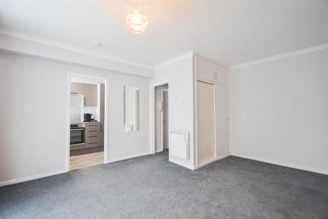 Studio to rent, 12 Manton Court