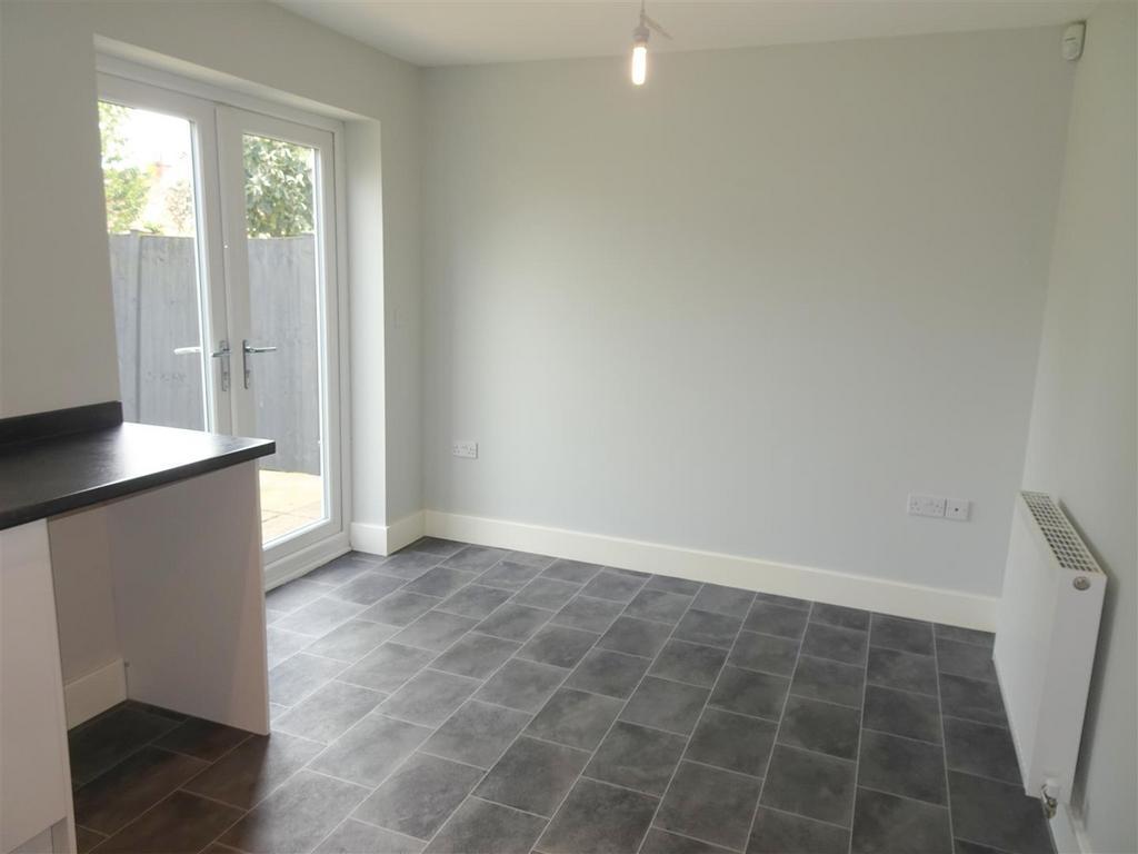 Additional kitchen (dining area)