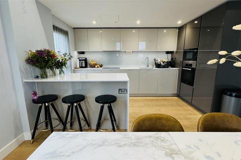 3 bedroom penthouse for sale, Caversham Road, London