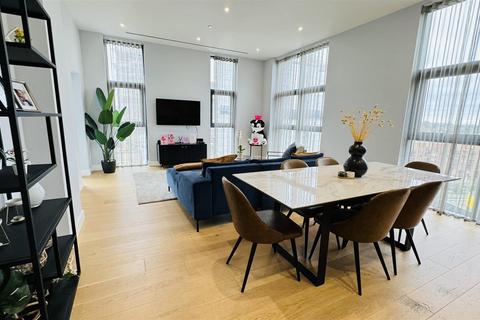 3 bedroom penthouse for sale, Caversham Road, London