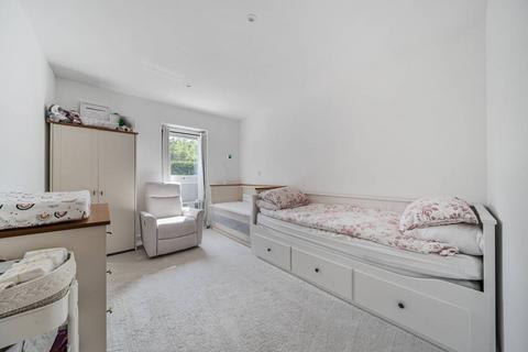 2 bedroom flat for sale, Royal Court, Stanmore, HA7