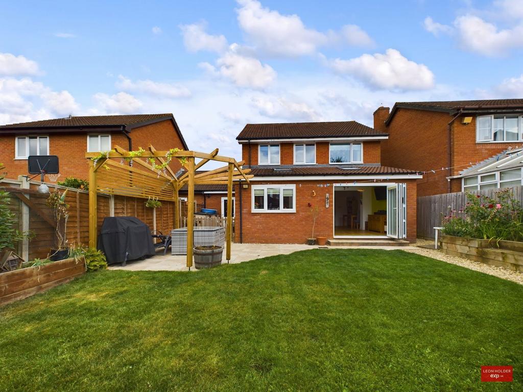 Bishops Road, Gloucester GL4 4 bed detached house for sale - £420,000