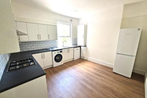 3 bedroom flat to rent, Champion Grove, London SE5