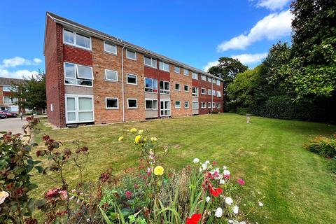 2 bedroom flat for sale, Ashley Road, New Milton, Hampshire. BH25 6BJ