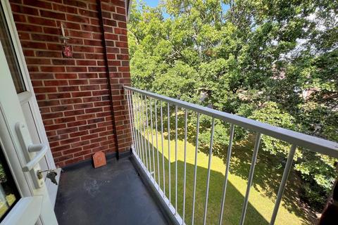 2 bedroom flat for sale, Ashley Road, New Milton, Hampshire. BH25 6BJ