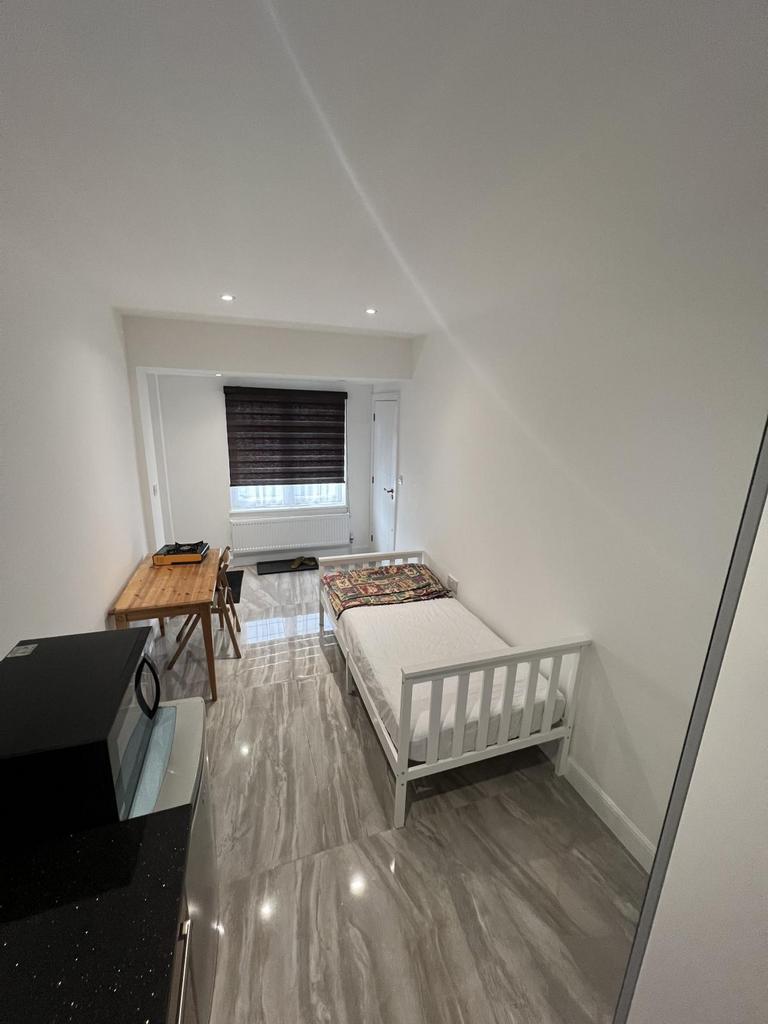 Refurbished Studio Room with Ensuite, Rayners Lan