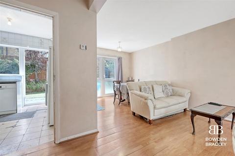 4 bedroom end of terrace house for sale, Roding Lane South, Redbridge