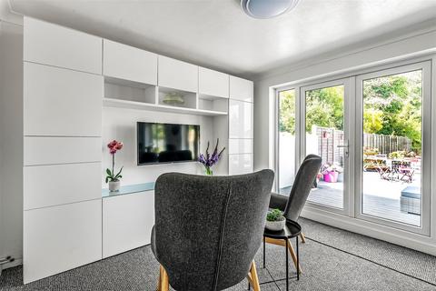 10 Hamilton Way, Wallington, SM6 9NJ