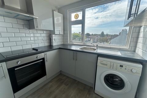 1 bedroom flat to rent, Gander Green Lane, Sutton