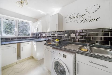 2 bedroom flat for sale, Dutch Barn Close, Surrey TW19