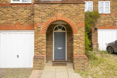 3 bedroom terraced house to rent, Manning Place, Richmond, UK