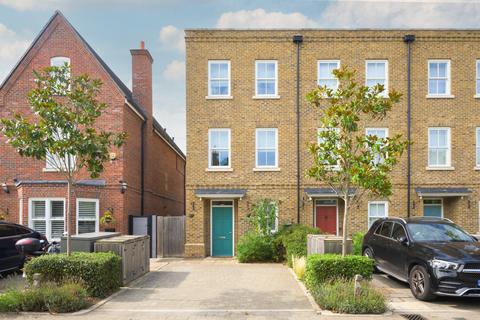 3 bedroom terraced house to rent, Barrons Chase, Richmond, Surrey