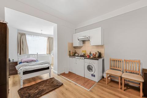 Studio to rent, Cromwell Road London SW5