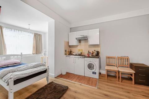 Studio to rent, Cromwell Road London SW5