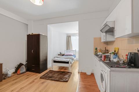 Studio to rent, Cromwell Road London SW5