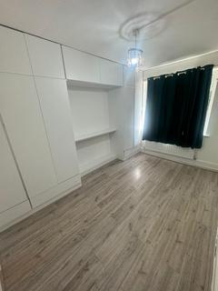 2 bedroom flat to rent, Chigwell Road, IG8