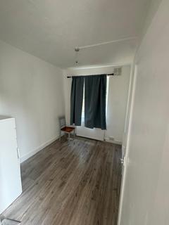 2 bedroom flat to rent, Chigwell Road, IG8