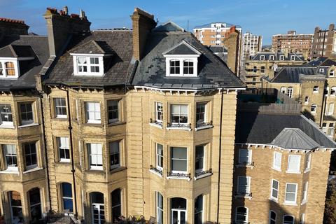 3 bedroom flat to rent, Flat 7 Princes Court, 11 First Avenue, Hove