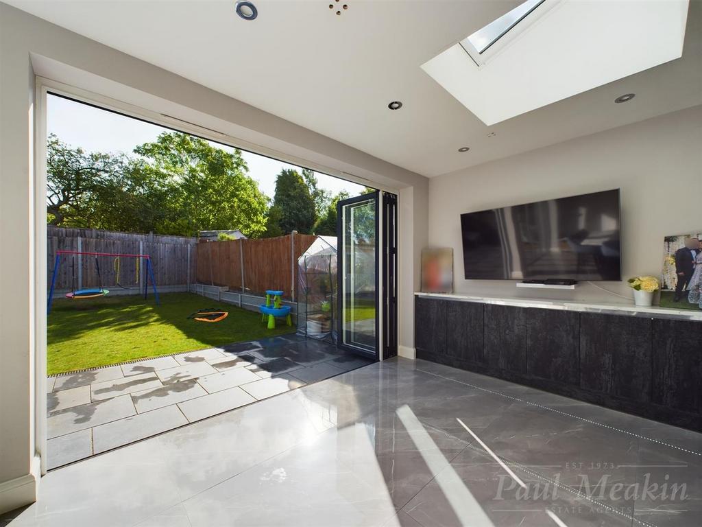 Kitchen/ Entertaining space