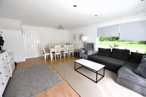 2 bedroom house to rent, 27 Park Edge Close