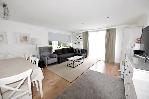 2 bedroom house to rent, 27 Park Edge Close