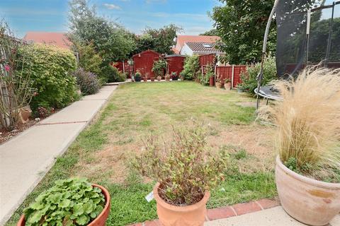 3 bedroom semi-detached house for sale, Monckton Avenue, Lowestoft