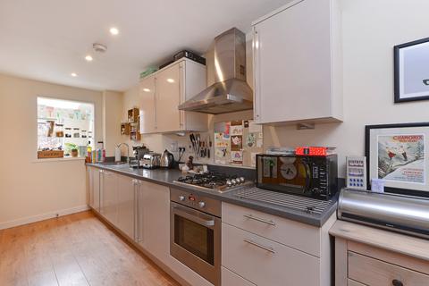 2 Cubitt Close, Farncombe, Godalming, GU7 3DW