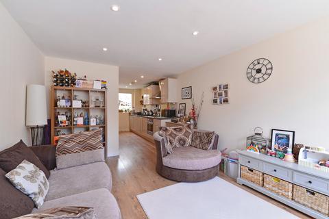 2 Cubitt Close, Farncombe, Godalming, GU7 3DW