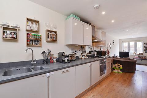 2 Cubitt Close, Farncombe, Godalming, GU7 3DW