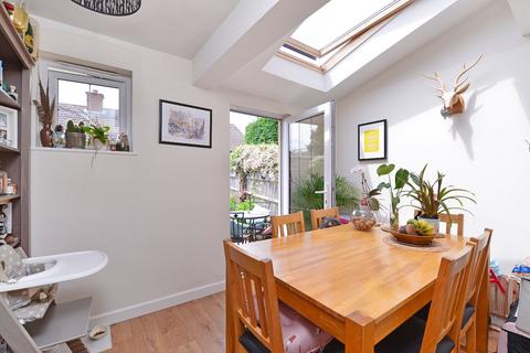 2 Cubitt Close, Farncombe, Godalming, GU7 3DW