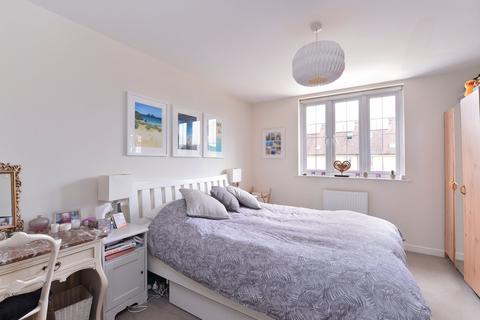 2 Cubitt Close, Farncombe, Godalming, GU7 3DW