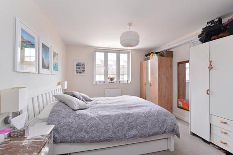2 Cubitt Close, Farncombe, Godalming, GU7 3DW