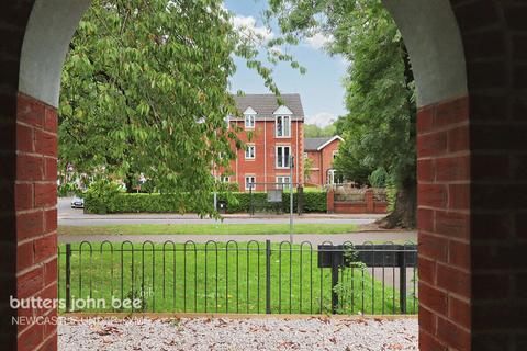 4 bedroom townhouse for sale, London Road, Stoke-On-Trent