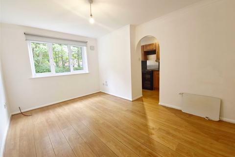 1 bedroom apartment to rent, Latimer Drive, Hornchurch, RM12