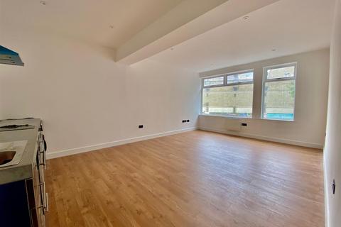 2 bedroom flat to rent, Liverpool gardens