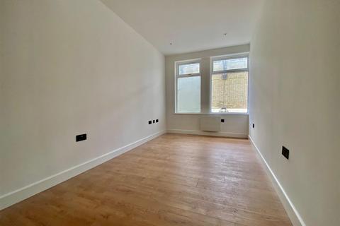 2 bedroom flat to rent, Liverpool gardens